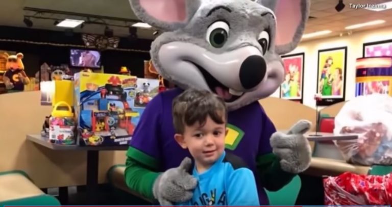 Chuck-E Cheese employees buy presents for kid after no one shows up to ...