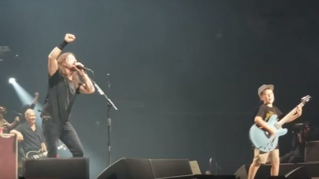 Foo Fighters invite 10 year old up guitarist on stage and cover Metallica’s ‘Enter Sandman’