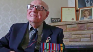 Oldest surviving WWII veteran marches in Anzac Day parade