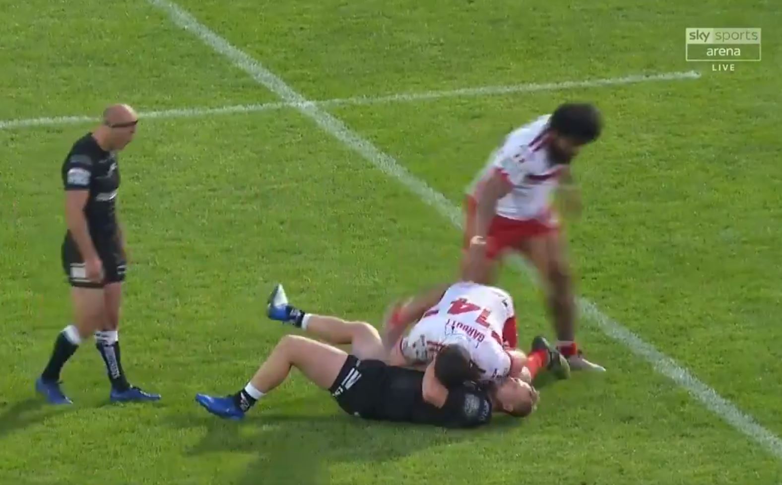 Rugby Bloke Slaps Dislocated Knee Back Into Place Carries On Playing