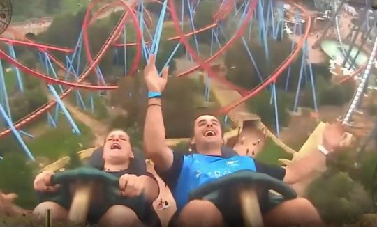 Amazing moment as bloke on a 133km/h roller-coaster catches someone’s dropped phone