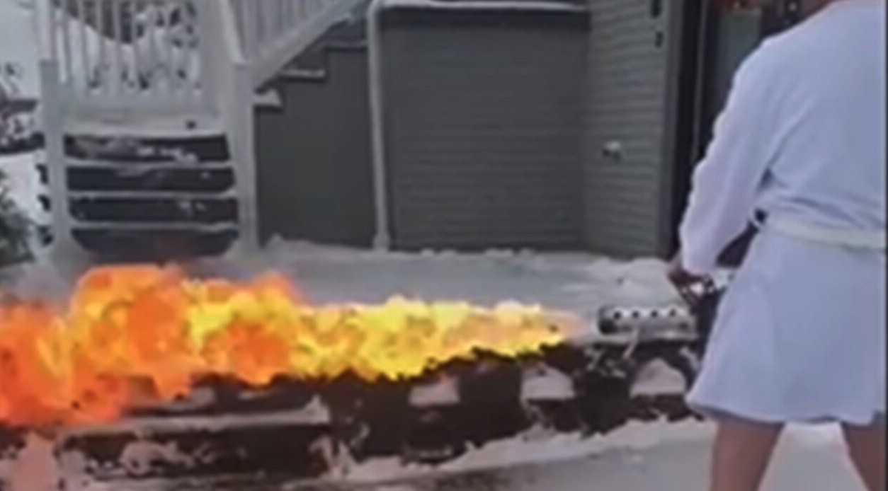 Kentucky bloke goes viral for clearing snowy driveway with flamethrower