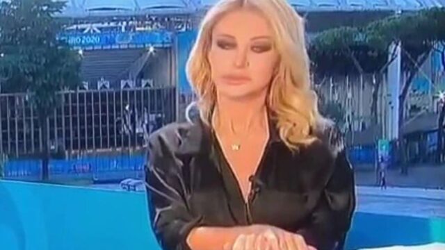 Italian football presenter denies having an on air Basic Instinct moment