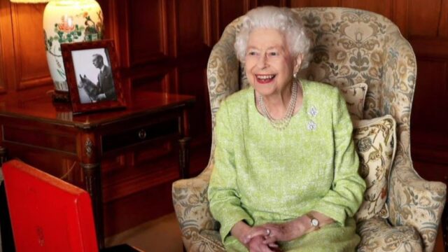 Queen leaks sensational document in ‘innocent’ photo