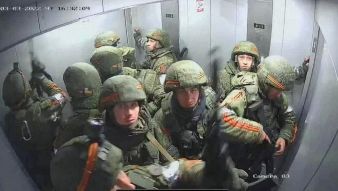 Photo showing Russian soldiers allegedly trapped in elevator by Ukrainian civilians